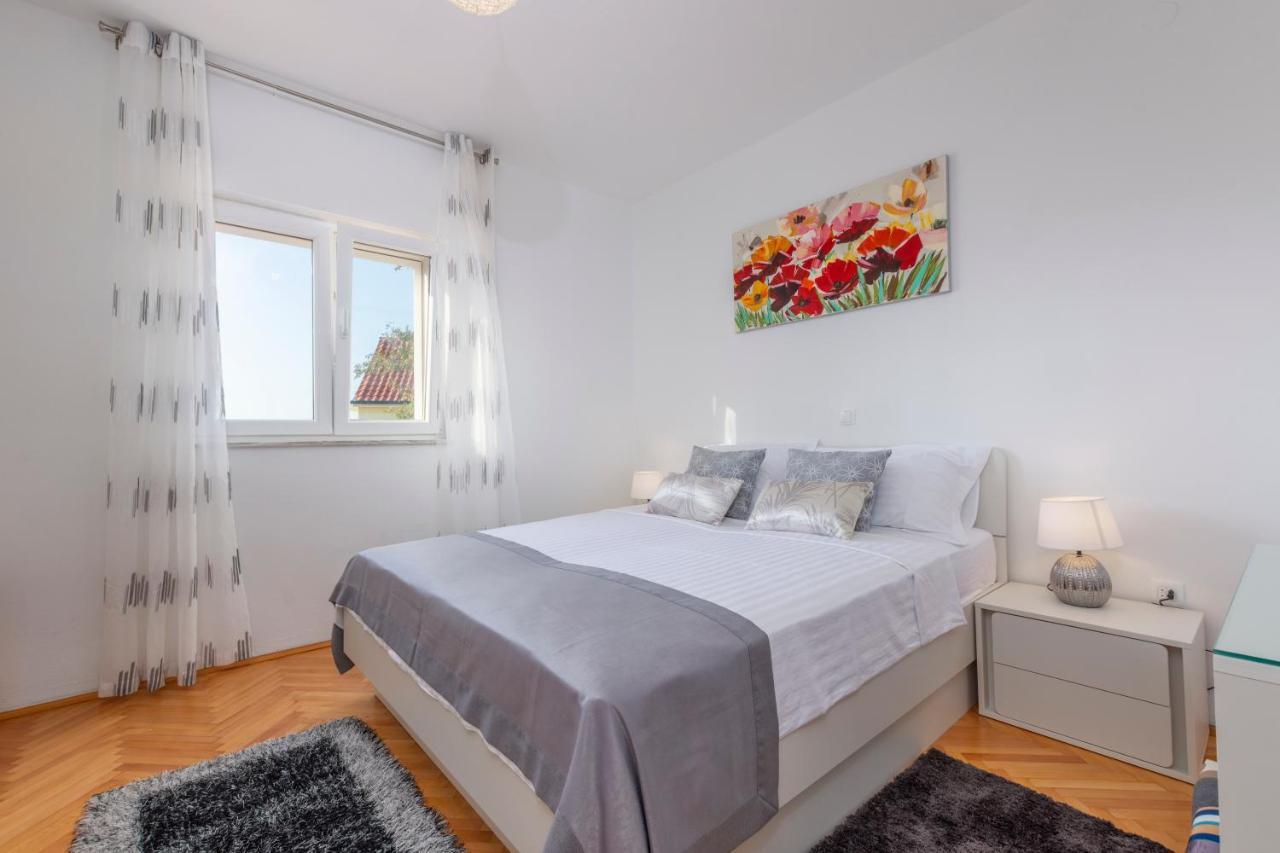 Villa Spark With Heated Pool In Rogoznica Zečevo Zewnętrze zdjęcie